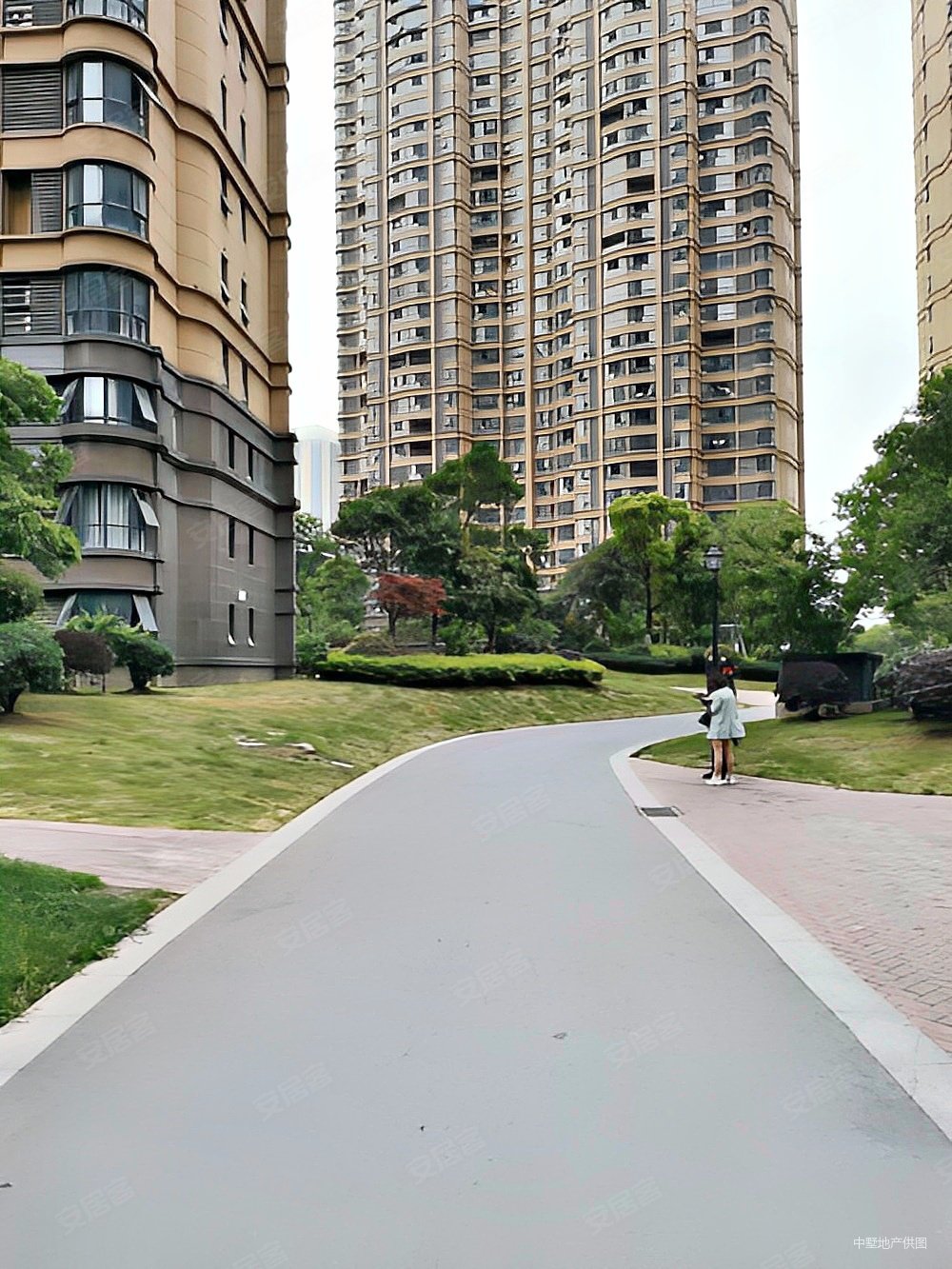 业主急售高新区百商悦澜山两室电梯好楼层采光刺眼