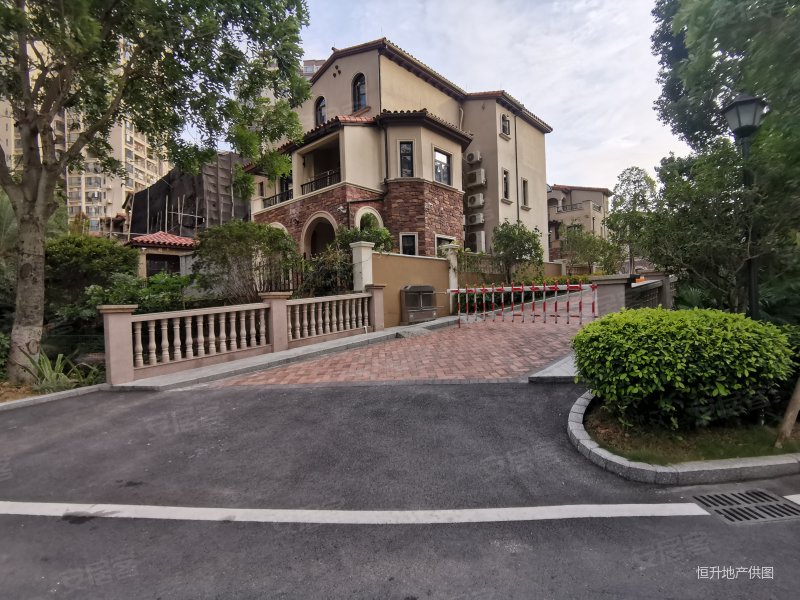 新世纪领居a区别墅出售,407平三层半,前后花园赠送3个车位