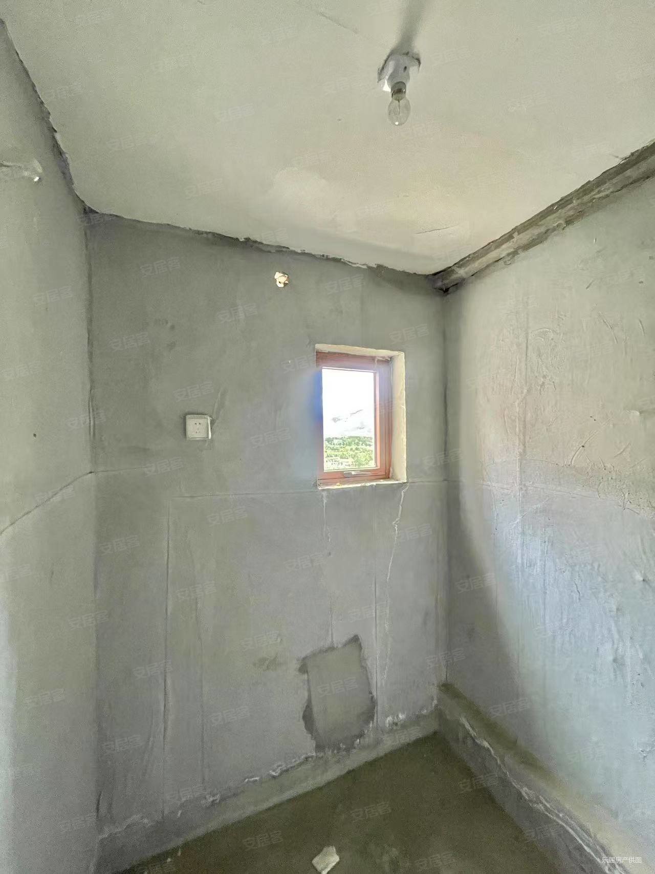 幸福家园3室2厅2卫141㎡南北67万