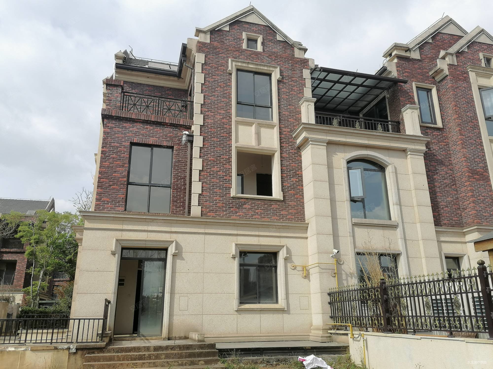 滇池one双拼别墅英伦风447平花园近一亩客厅入户,俊发滇池one7组团