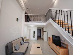 软景中心复式公寓一室一厅精装修，可短租至7月份，价格优惠