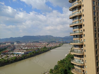 房屋品质小区在南门有星巴克拜登酒店,100米左右有横店繁华的万盛街
