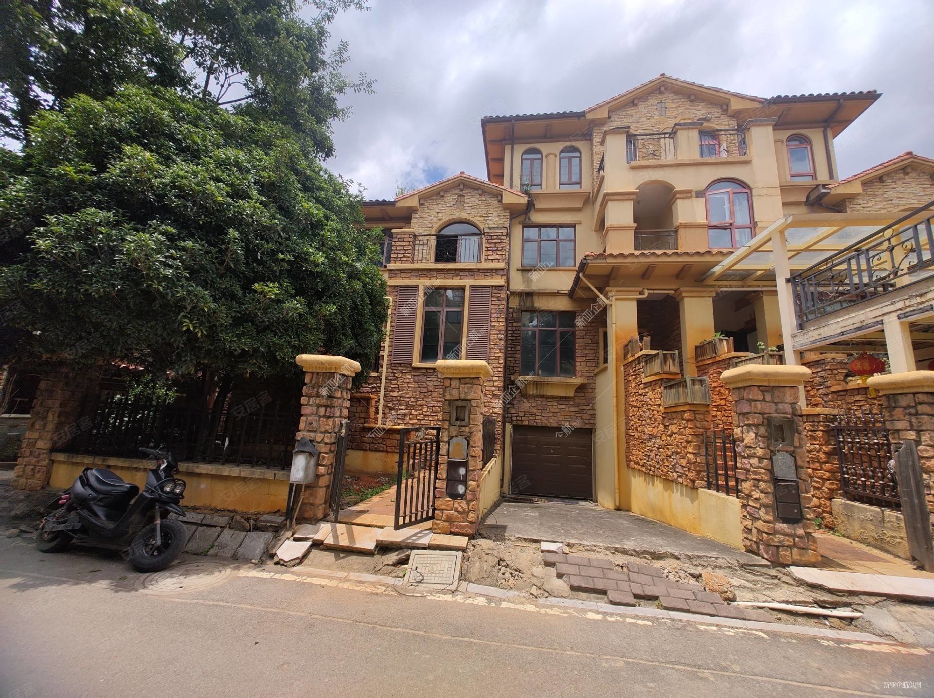 滇池度假区地铁口捡漏联排端头别墅花园50平米满2年