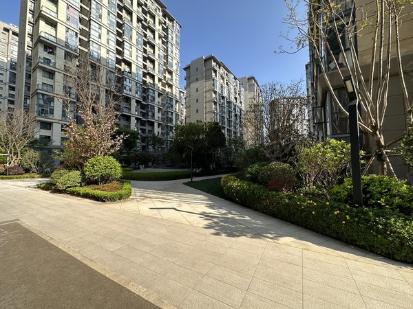 昆明呈贡建工新城俊发蓝湖俊园奥斯迪 带车位 封阳台 三房两厅两卫