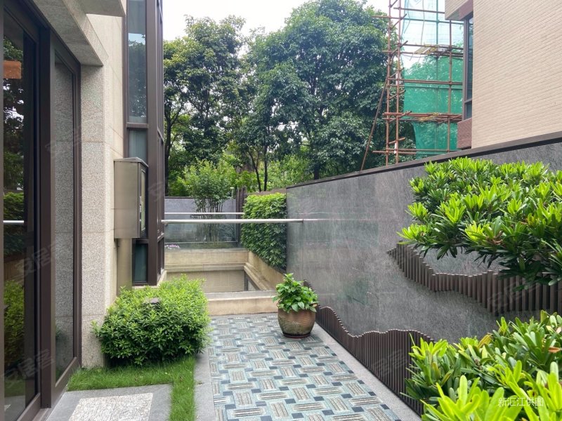 番禺广场地铁口板块别墅天颐华府座北朝南望湖景