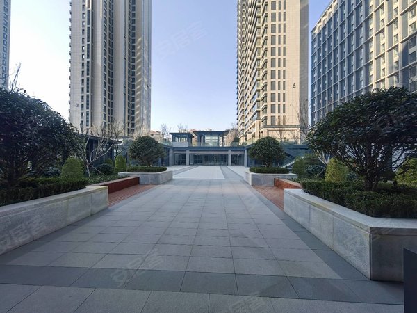 青岛崂山啤酒城佳源华府近二中 近区政府 不临路 采光好 随时拎包入住