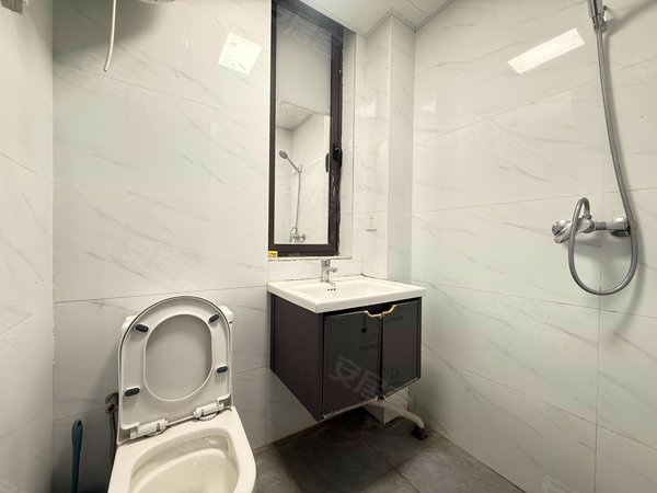 海宁海宁市区硖石华鸿原墅(公寓住宅)南关厢附近，华鸿原墅精装1室，到顶大衣柜，天然气做饭，可短租出租房源真实图片