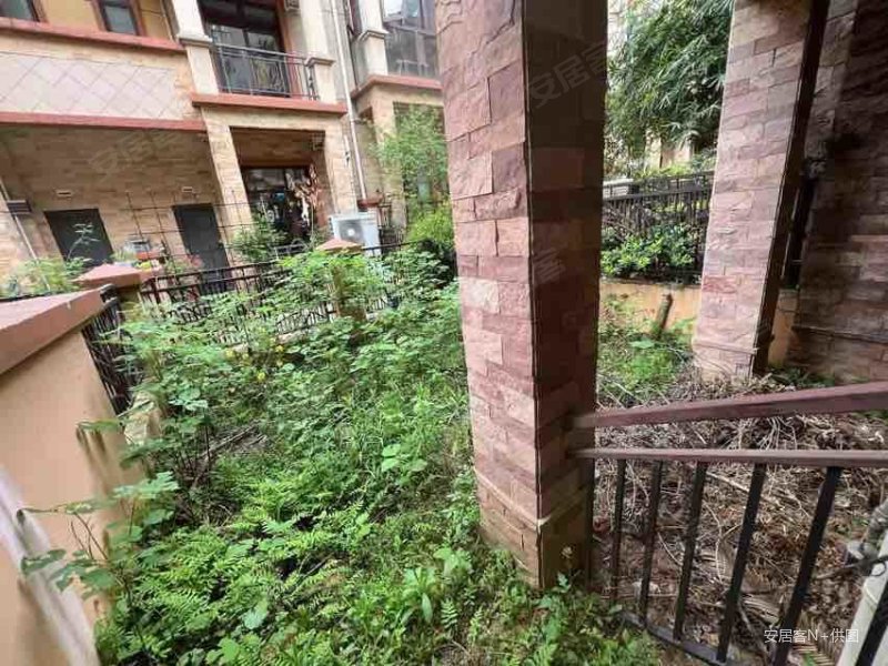 观湖园(一期)4室2厅5卫195.49㎡南120万