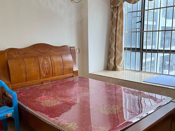 南宁江南五一路江南锦园地铁口,江南公园旁边,一房一厅,配套齐全.