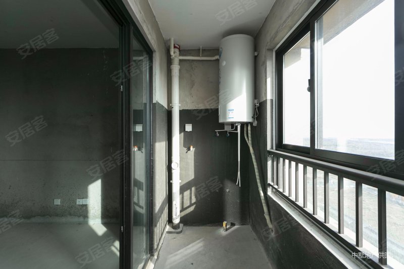 九联湖畔  电梯4房2卫  两梯两户  边户满2年  湖景房