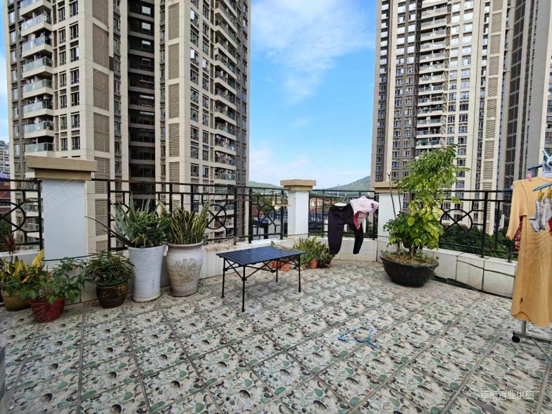 英伦名苑一期140平顶层复式带天台花园