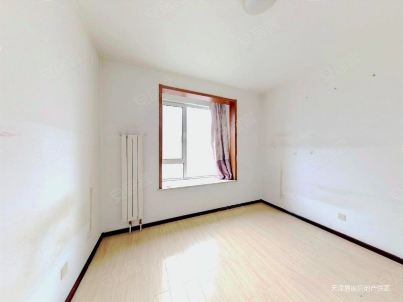 瑞海名苑  四室 中间楼层 诚心出售 价位可议