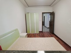 榆林榆阳南门广场实拍现房。免费停车,四中四小上学不过马路。大暖年租2.5万出租房源真实图片