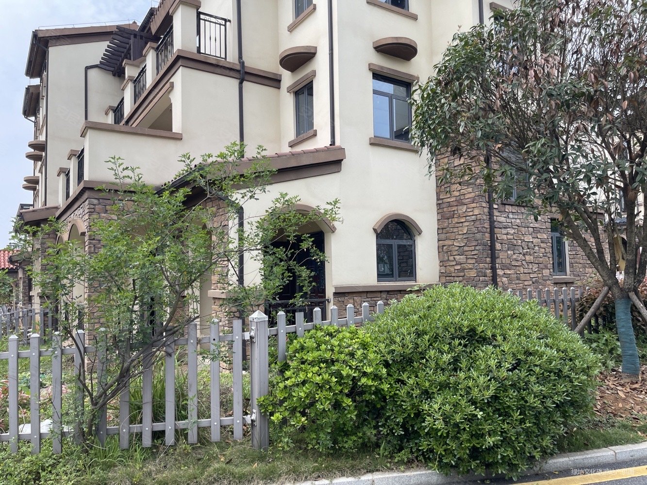 青龙湾畔山美郡联排边户别墅送超大院子急售价格可议