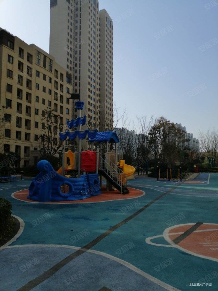 新城玖珑湖1楼大三室两个卫生间双阳台采光好南北通透
