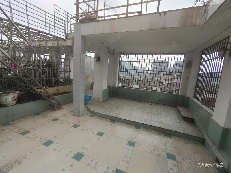 超大顶层露台,送双层露台接近200平,诚心出售看房方便,恒安花园二手房