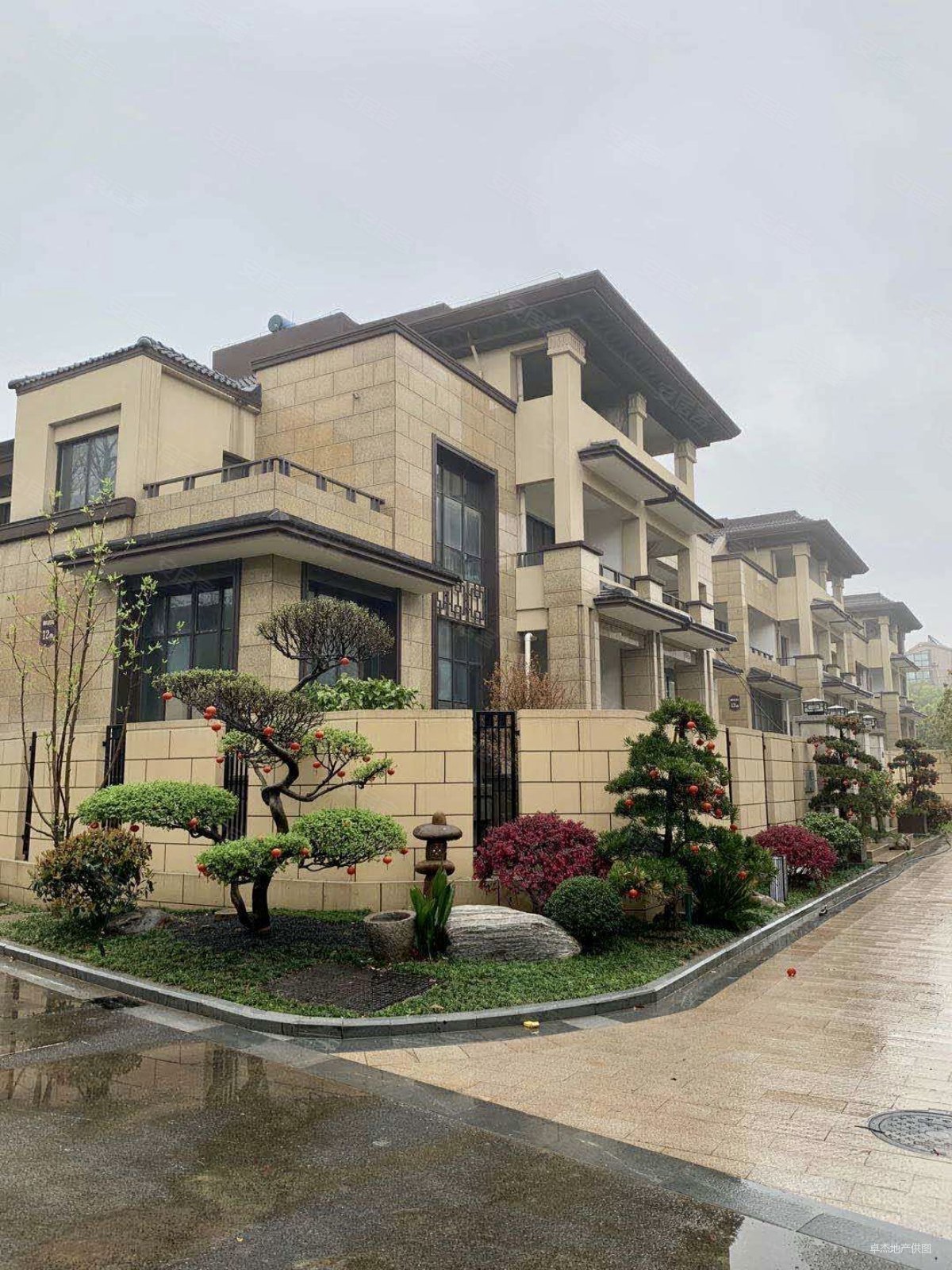 梅岭本部闹中取静双拼别墅靠宋夹城体育公园大理石干挂到顶