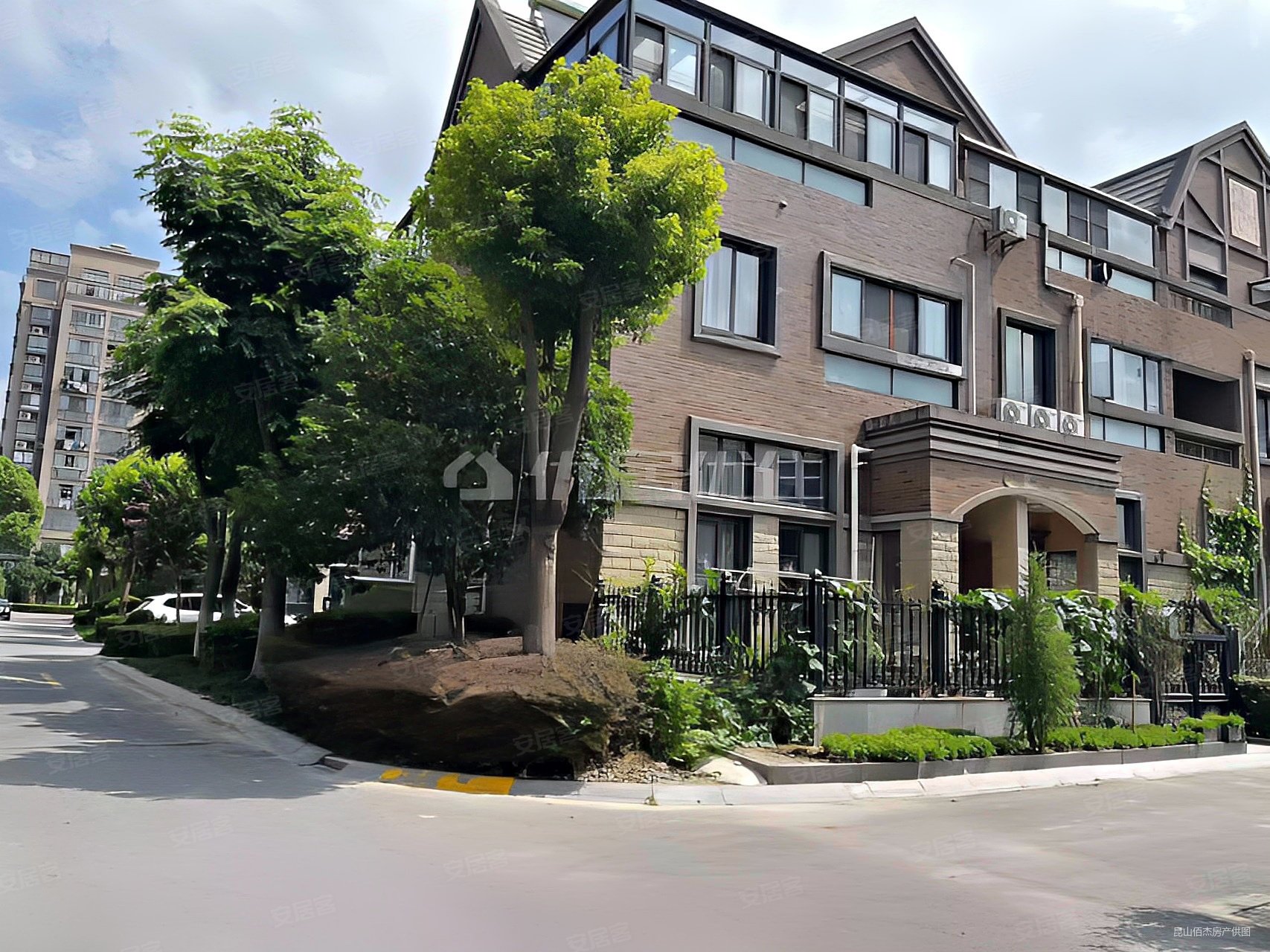 东晶国际花园3室2厅3卫123.49㎡南350万