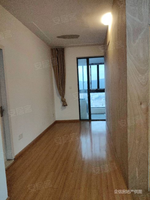 出售龙华苑135平带车位杂物间103万