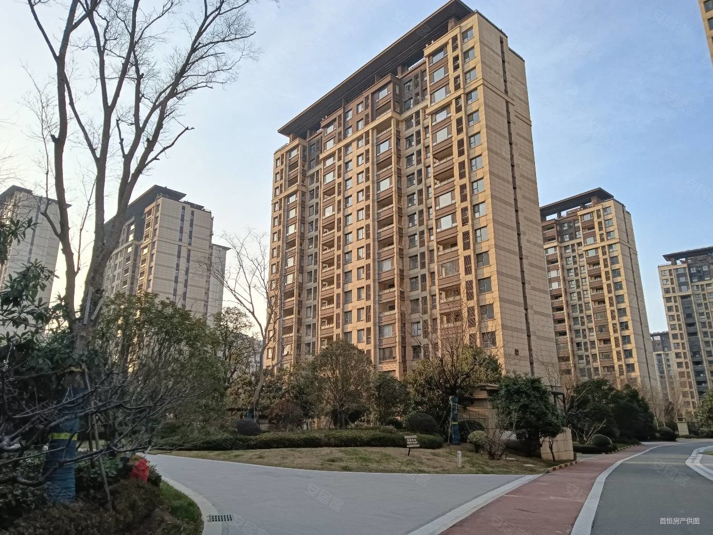 隐山观湖一楼带院毛坯小三室96平75万