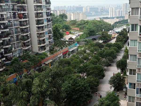 重庆南岸学府大道回龙湾小区出门美食街 挨着轻轨站 交通方便业态好