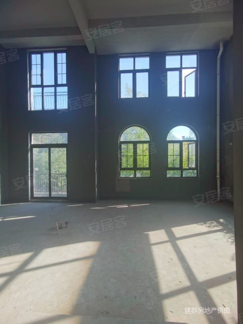 曲江东雁鸣湖畔独栋双拼别墅带双车库300平大花园临湖别墅,绿地国际