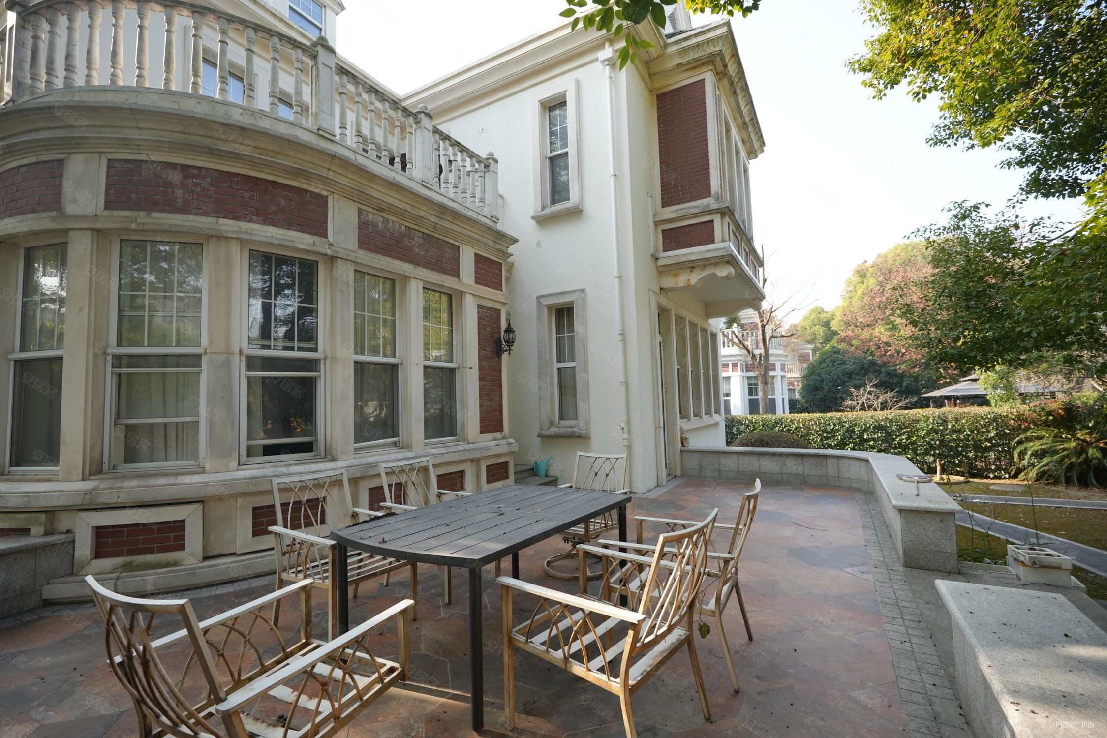 主营东郊花园别墅东郊国宾区占地千平与明星做邻居