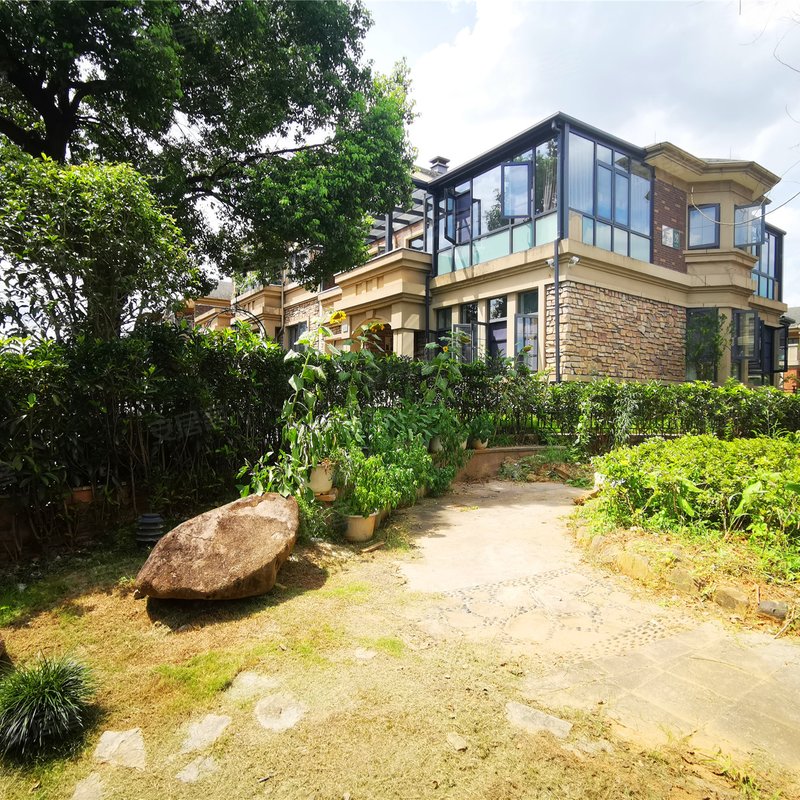 刘学乐 2020-09-28   :00:09 秀水苑总共38幢,主力户型244到320,联排