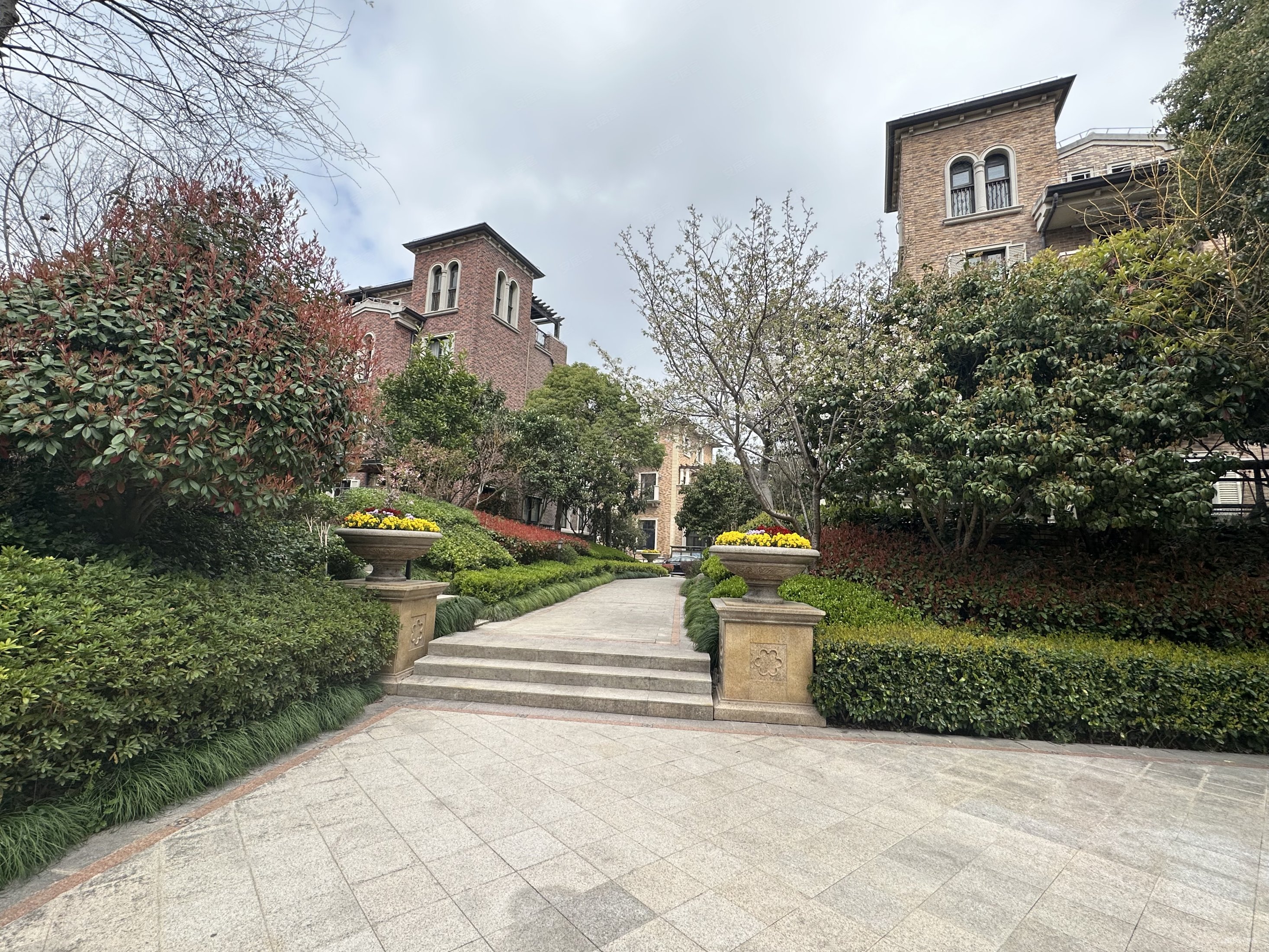 绿宝馥庭4室3厅4卫231.63㎡南北2592万