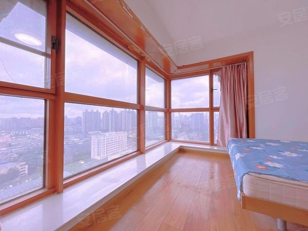 济南历下山师东路万豪国际(商住楼)合租|主卧 拐角落地窗 1.