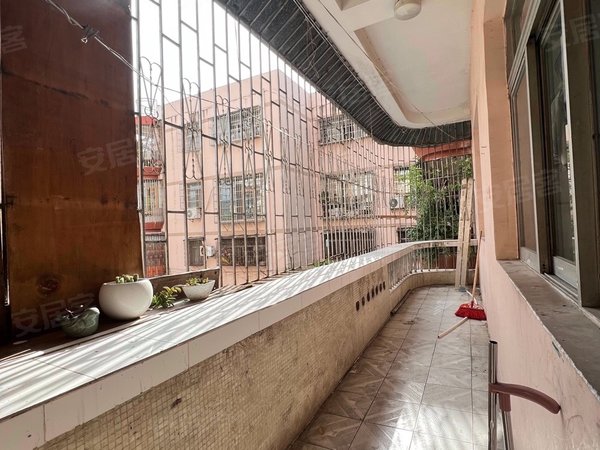 深圳宝安石岩河滨花园河滨花园公交站旁大三房两厅,步梯四楼,钥匙在手