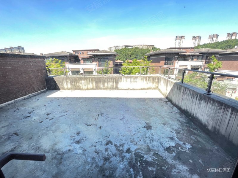 保利公园2010翡丽云邸5室3厅4卫260㎡南北380万