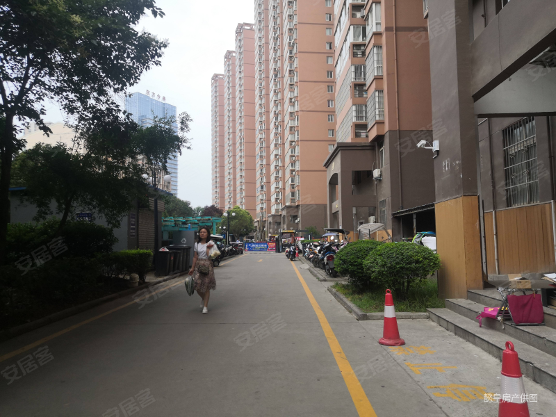 新区体育场 精装修一室独立卧室 满五 中间楼层光线好河景,中和花园