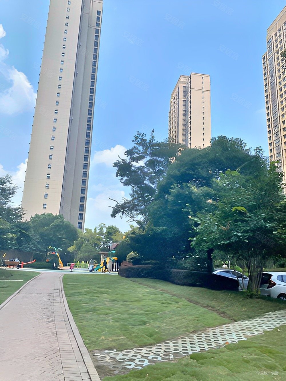 珑湾花园300万可刀四房中高楼层全湖景房满五