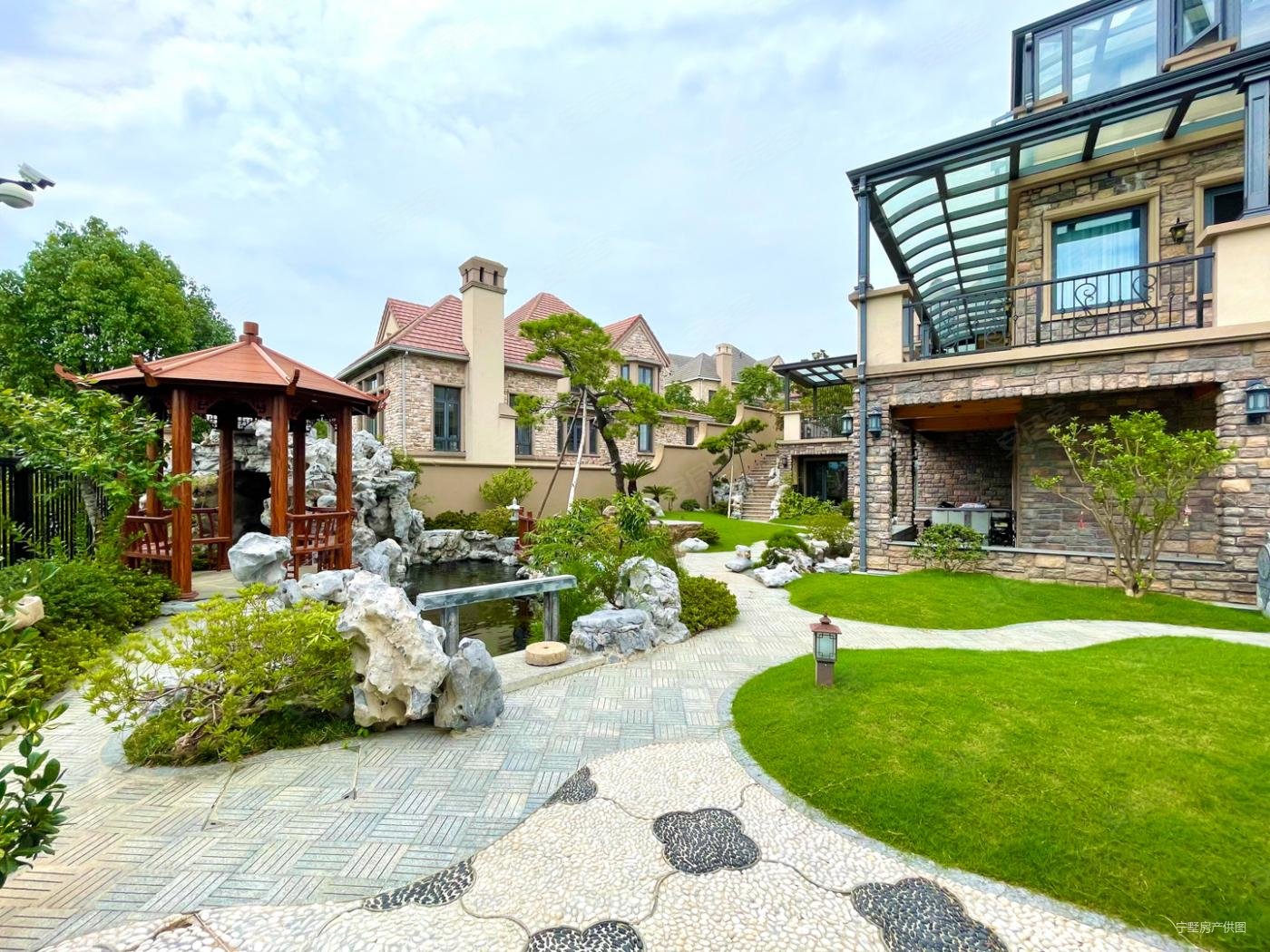 九龙湖,南京十大豪宅 依山傍水1200万的豪装独栋,院子2亩,山河水二手