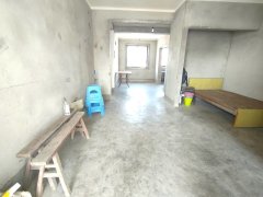 上海浦东泥城云汉路幼儿园学校对面 电梯高层毛坯 有热水器 白墙 可居住证出租房源真实图片
