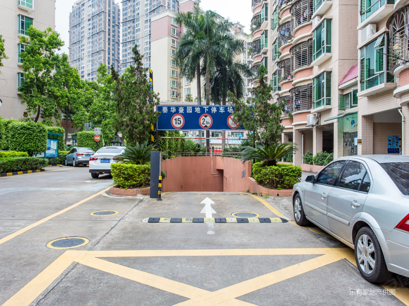 新出笋盘,12号地铁口,正规四房,4字头,看房方便,价格可谈,泰华豪园