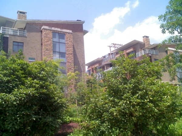 房东急售 鸣翠蓝湾联排 精装修家具家电全送 位置好带地下室