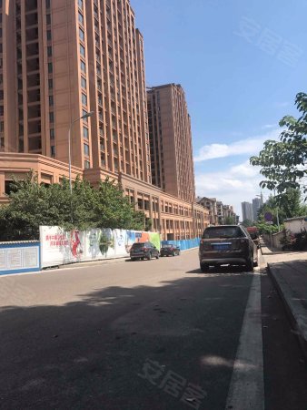 万达广场旁 晋愉江州 豪装5房3厅 带地下ktv 入户花园