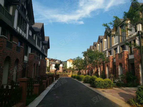 夏各庄由山由谷别墅,上下3层,160平米,带小院,70年产权