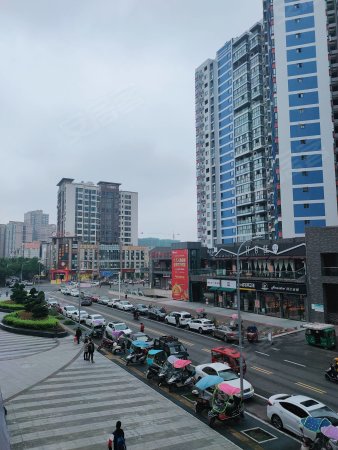 高新区永兴单价1.1万左右 带120多平米私家平台 临街铺面