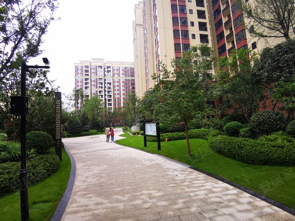 成都小区 崇州小区 崇州城区小区 御澜山实景图 1/ 14  