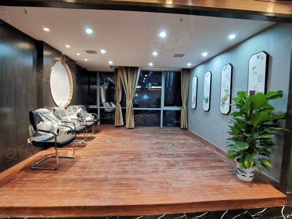 万达中心 新出豪装电梯口 家具齐全 超大门头 招牌醒目