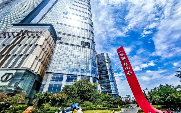 湘江中路丨华远华中心丨地铁站丨一线江景丨精装全配