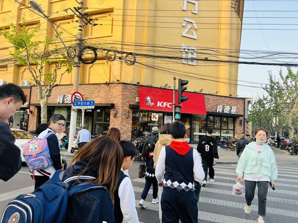 急需周转资金急抛！大宁国际地铁口转角铺，三开间，可餐饮送外摆