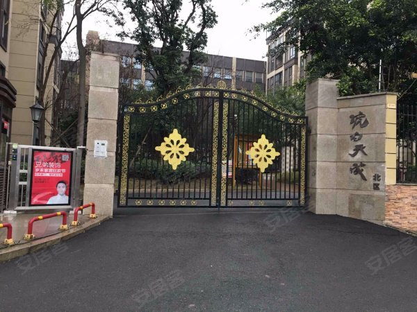 精装电梯三房,离轻轨站仅200米,赠送产权车位