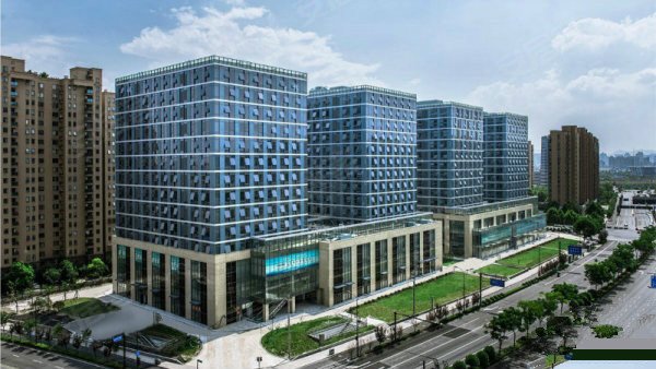 中豪国际 彭埠地铁口,精装修带家具 ,免租期1个月 随时看房