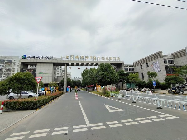 湖州房产网>湖州小区>吴兴小区>万达广场小区>三合家园>实景图1/18