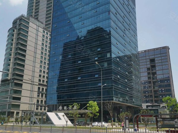 侨商大厦 双面采光 地铁口 高楼层视线好 户型方正 房东直租