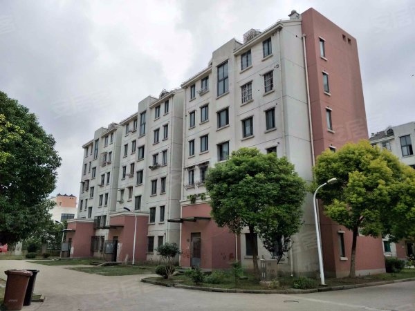 小户型总价低,产权住宅挂上海户口,看房方便。